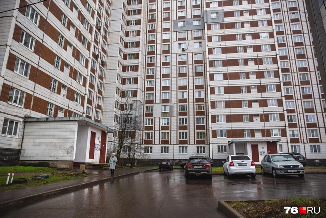 Два подъезда здесь разместили с другой стороны дома | Источник: Кирилл Поверинов