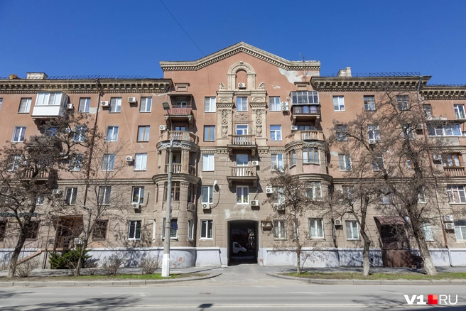 На асфальте следы обрушения и обломки выпавших кирпичей и штукатурки убрали очень быстро | Источник: Константин Завриков / V1.RU