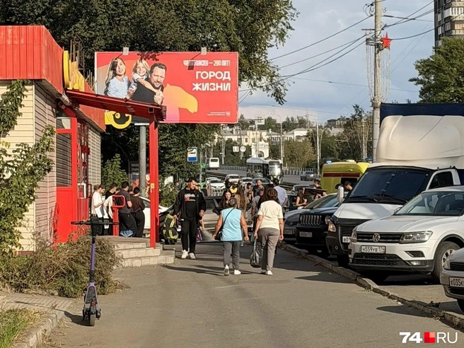 Прохожих в этой части города немало, и пострадавших могло быть больше | Источник: читатель 74.RU