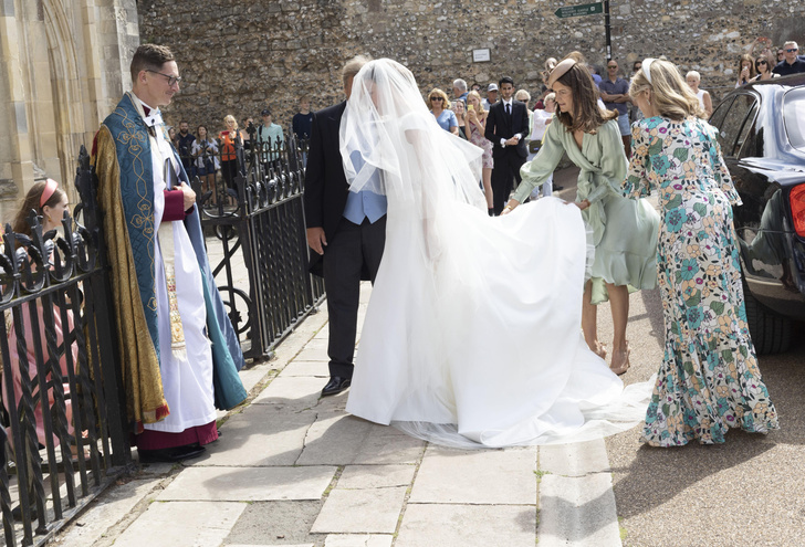 +1 королевская свадьба: аристократка-психотерапевт, внучка Елизаветы II Татьяна Маунтбэттен отправилась под венец в платье-футболке