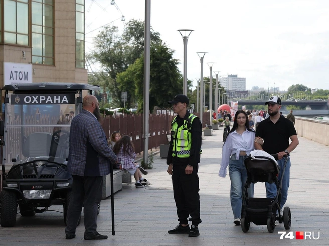 Охранники на набережной часто дежурят вместе с мужчиной в костюме. У отдыхающих возникли вопросы к их работе | Источник: Наталья Лапцевич
