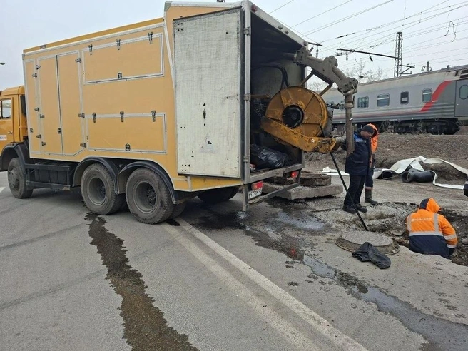 Из коллектора достают все, что жители смывают в унитаз вместо мусорного контейнера | Источник: КрасКом / Telegram
