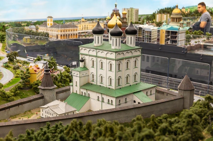 Псковский кром (на переднем плане), вдали — здания Санкт-Петербурга | Источник: ANTON MARCHENKOV / Пресс-служба «Царь-макета»