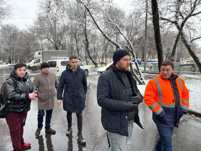 В центре на переднем плане (в шапке) — заместитель главы управы района Вешняки Данил Черненков. Обходит район с жителями | Источник: Евгений Щербачев / Vk.com