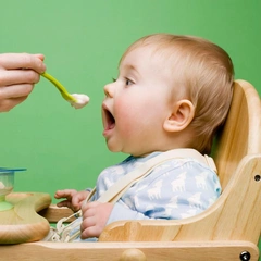 Мама спрашивает: «Можно ли на ночь кормить малыша кашей»