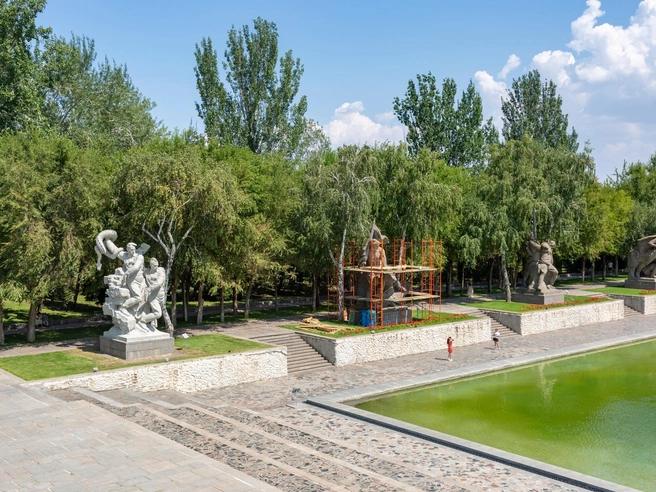 Разница в цвете скульптур на площади очень заметна | Источник: Константин Завриков / V1.RU