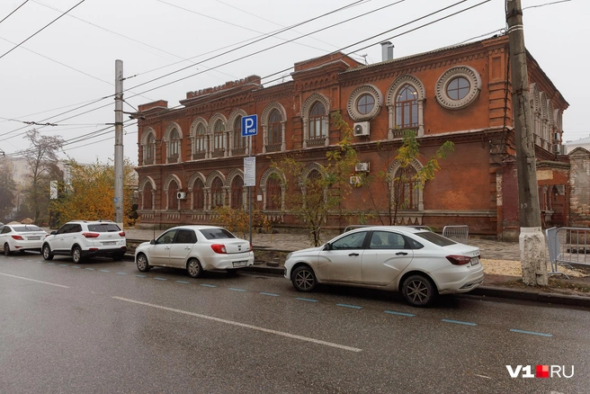 Под парковку ушло больше половины полосы | Источник: Алексей Волхонский / V1.RU