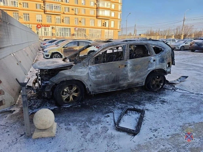 От огня пострадала не только Honda, но и соседние машины на парковке | Источник: ГУ МВД России по Волгоградской области