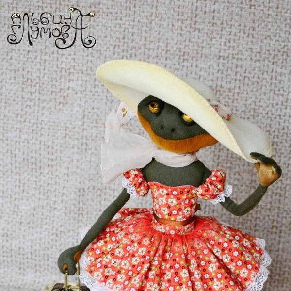 Текстильная лягушка Лола предпочитает не встречаться с российской зимой: собирает чемодан и улетает в жаркие страны | Источник: Авторские куклы Альбины Глумовой / Vk.com