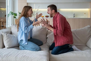 «Жена оскорбляет, бьет, обливает горячим кофе. Приходится успокаивать ее силой. Что делать?»