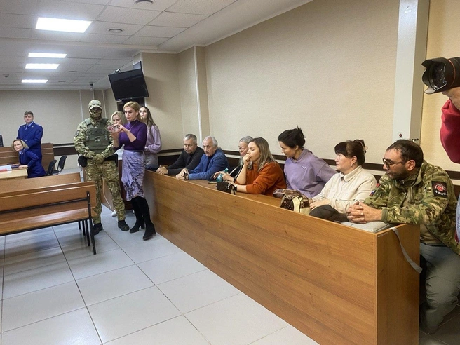 Родственники погибших более 20 лет назад девушек | Источник: Ирина Господаренко / NGS22.RU