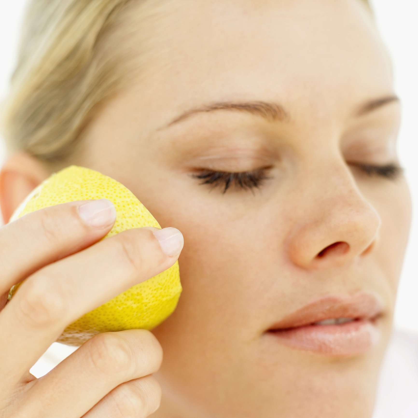 Протирать лицо. Лимон с лицом. Лимон для кожи лица. Лимонная кожа на лице. Лимонный сок для кожи лица.