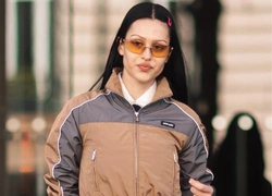 Амбассадор Miu Miu: Амелия Грэй выходит в тотал-луке бренда