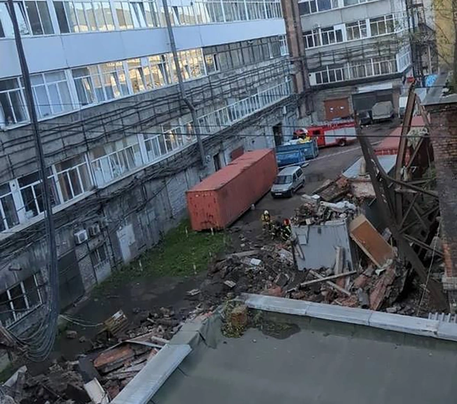 Переход между зданиями «Красного треугольника» рухнул на генератор. Прокуратура показывает до и после | Источник: Прокуратура г. Санкт-Петербурга