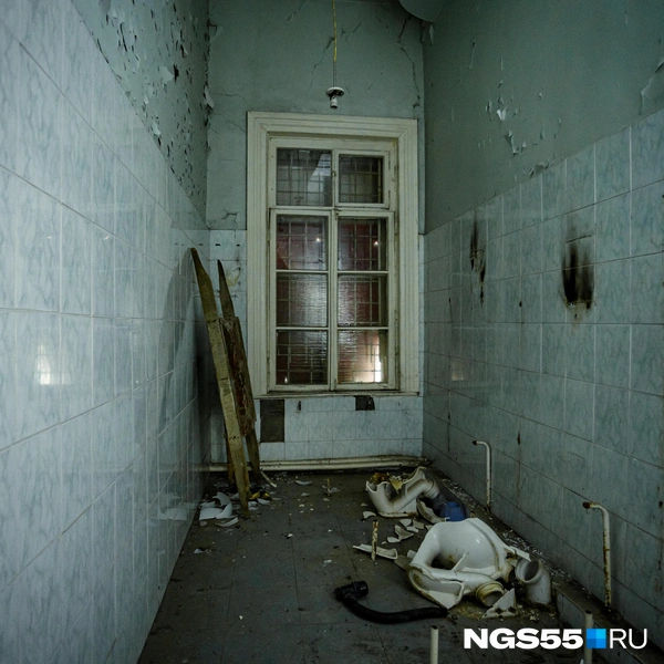 Туалеты стали заменой боксерской груше  | Источник: Кирилл Башинский / NGS55.RU