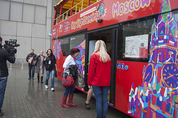 Наш «веселый» автобус. Экскурсию по Москве мы совершали на комфортабельных автобусах City Sightseeing Moscow