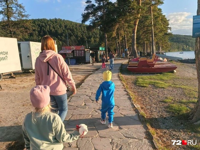 Берег за пределами парка «Я люблю Тургояк» выглядит хаотично | Источник: Анастасия Жердина