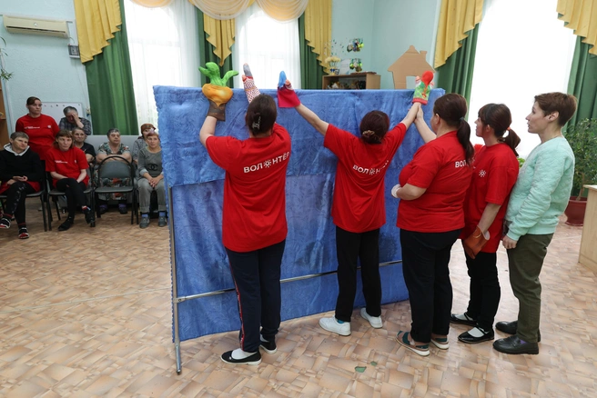 Волонтеры устраивают маленькие концерты и театральные постановки | Источник: Артем Краснов