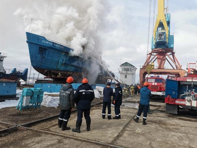 В пожаре никто не пострадал, кроме самого теплохода, который готовили к навигации | Источник: транспортная прокуратура