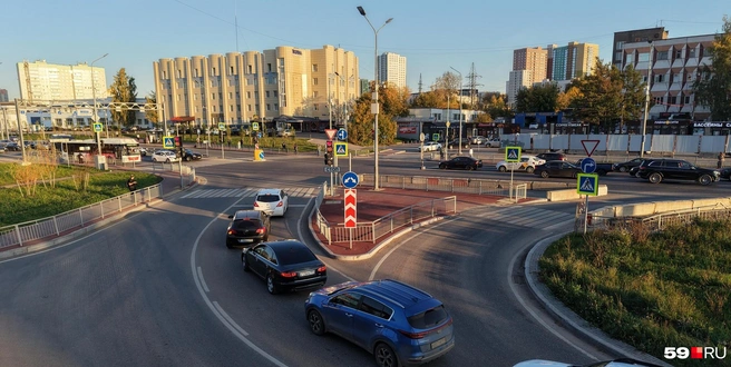 Справа поворот к Гознаку, а слева оставили светофорное пересечение для проезда прямо или налево | Источник: Кирилл Хафизов / 59.RU