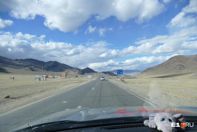 Чуйский тракт на подъезде к Монголии. Деревья закончились в селе Кош-Агач | Источник: Дарья Черткова