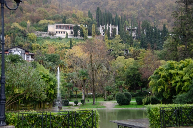 Парк в Гагре (Приморский парк, или Парк принца Ольденбургского) — это исторический субтропический парк с уникальной флорой (более 400 видов экзотических растений) | Источник: Оксана Витяpь / SOCHI1.RU