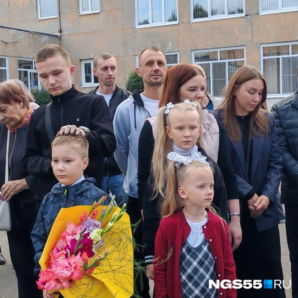 Цветы все купили? | Источник: Екатерина Шрайнер / NGS55.RU