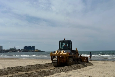 На анапские пляжи завозят тонны песка к сезону