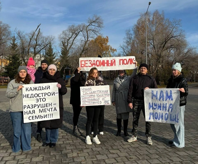 Активисты называют себя участниками бездомного полка, и в большинстве случаев это действительно так. Заброшенные стройки лишили людей надежды обрести собственное жилье | Источник: Асия Саитова
