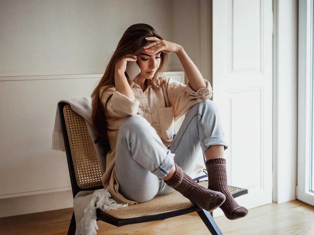 Выгодное положение: почему людям удобно оставаться бедными и одинокими | marieclaire.ru