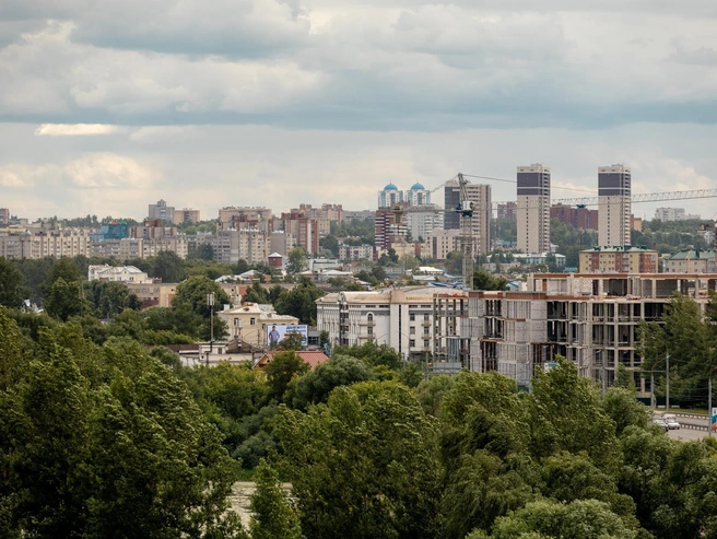С этой высоты хорошо просматриваются здания на Московском проспекте: строящийся IT-центр и высотки у автовокзала. | Источник: Александр Куренной / 76.RU 