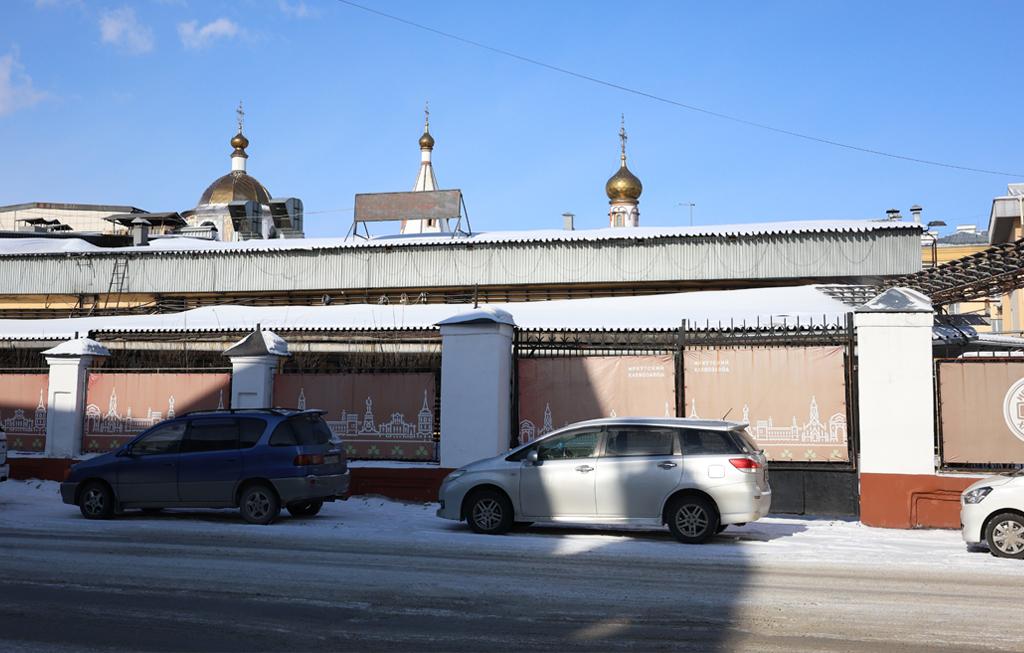 С 1917 по 1968 год в Богоявленском соборе работал кондитерский цех хлебозавода, который расположен совсем рядом. Правда, заглянуть сквозь забор предприятия теперь не получится | Источник: Ксения Филимонова / «ИрСити»