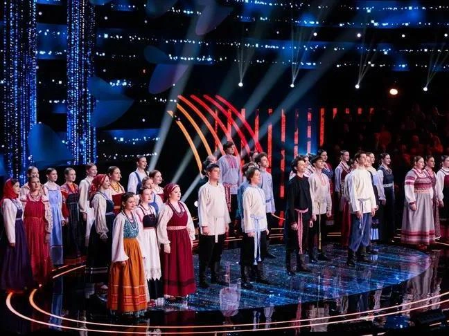 Руководительница хора не скрывала слёз во время выступления. | Источник: пресс-служба телеканала «Россия 1»