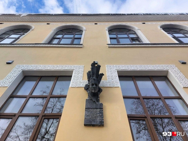 На фасаде школы установлена мемориальная табличка в память о Геннадии Игнатове  | Источник: Екатерина Железнова / 93.RU 