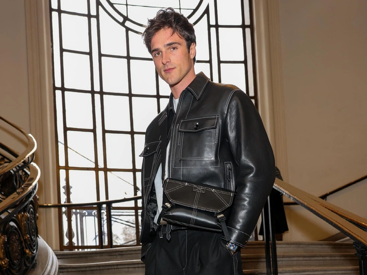 Джейкоб Элорди с сумкой Burberry