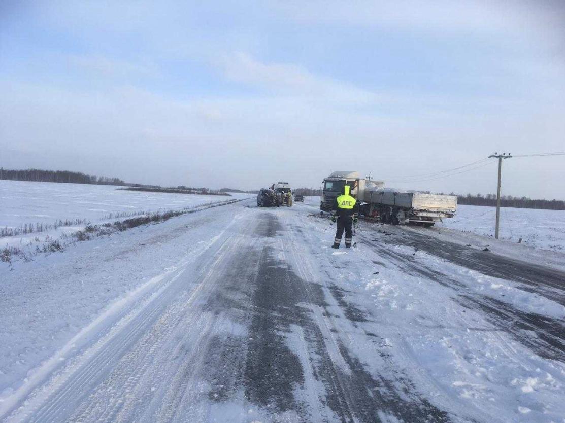 На уральской трассе водитель внедорожника вылетел на встречку и попал под  грузовик - 4 декабря 2023 - Е1.ру