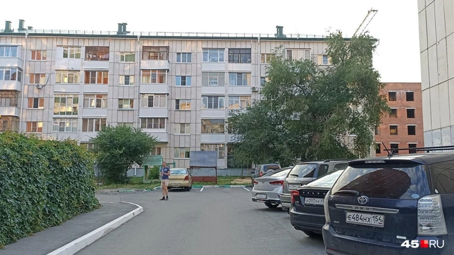В этой пятиэтажке жил знаменитый хирург Гавриил Илизаров | Источник: Анна Сарапульцева /45.RU