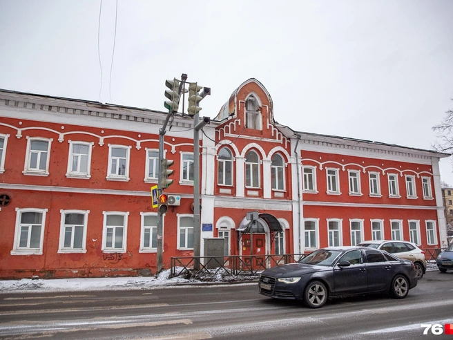 Историческое здание бывшей поликлиники в Ярославле выставлено на аукцион со значительной скидкой. | Источник: Кирилл Поверинов / 76.RU