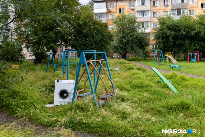 Судя по востребованности детских площадок, молодые семьи с детьми здесь действительно в меньшинстве | Источник: Мария Ленц / NGS24.RU