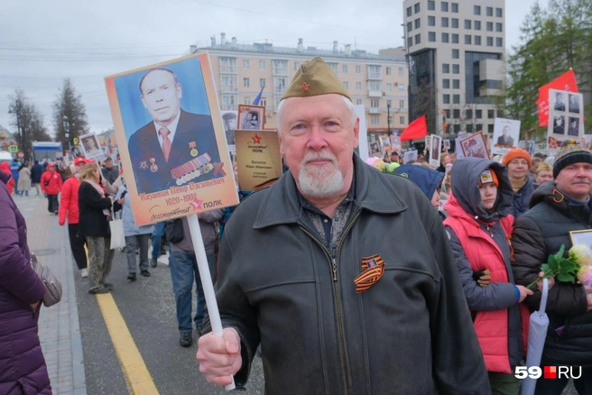 Благодаря Андрею Петровичу, его отец вошел в «Бессмертный полк» | Источник: Тимофей Калмаков / 59.RU