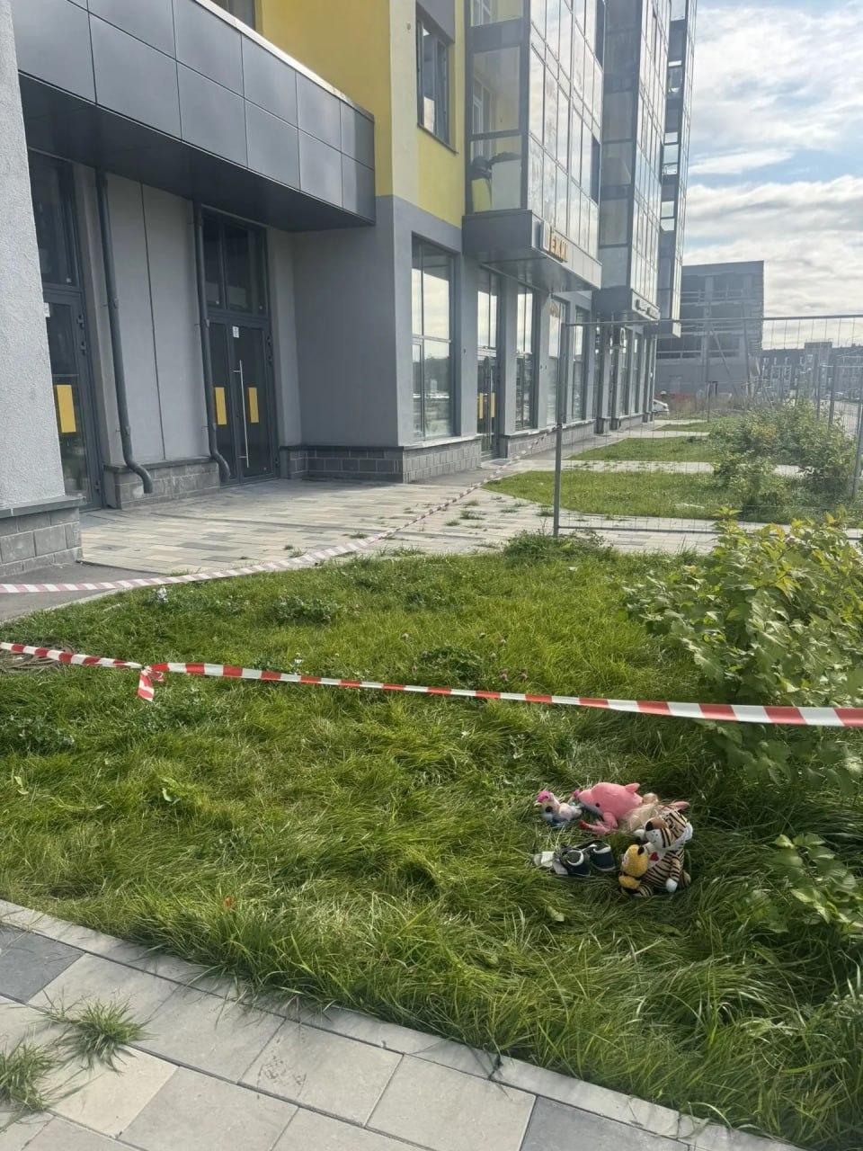 «Ребенок все время был в побоях». Соседи рассказали о семье из Екатеринбурга, в которой погибла тре…