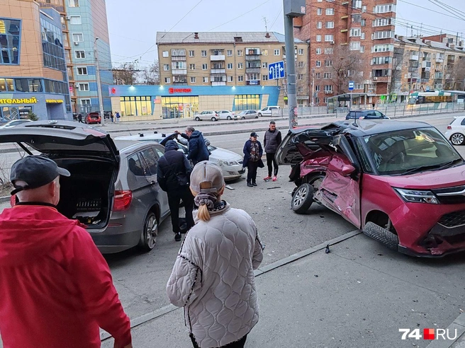 По словам очевидцев, пострадал пассажир BMW | Источник: читатель 74.RU