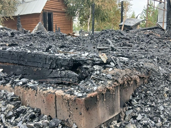 Дом был полностью уничтожен огнем. | Источник: Роман Марьяненко / E1.RU 