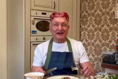 Сергей Маненков научил подписчиков готовить бешбармак