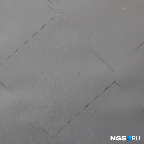 То, что снизу выглядит как темный брезент, на самом деле железные листы | Источник: Александр Ощепков / NGS.RU