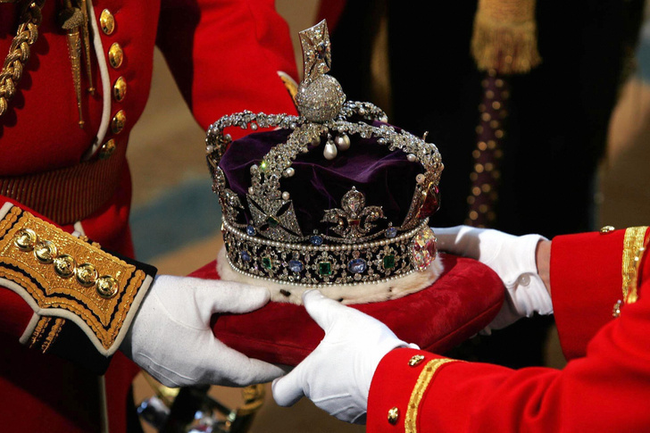 Почему у короны Британской империи есть личный автомобиль и еще несколько фактов о главной королевской регалии