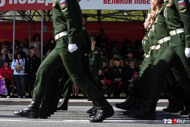 Военные шли четко и в ногу, как и положено | Источник: Павел Красоткин / 72.RU