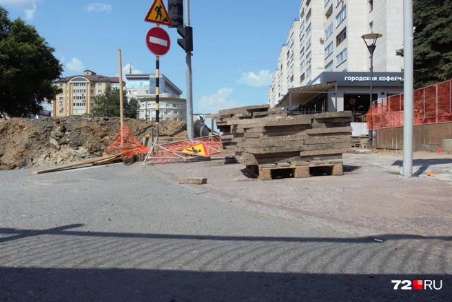 Заглянули за забор у Первомайской. Пока вовсю идет стройка | Источник: Павел Красоткин / 72.RU