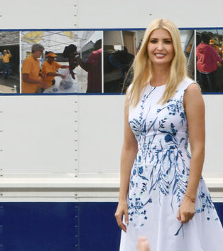 Сама женственность: Иванка Трамп в белом платье Lela Rose с синим принтом
