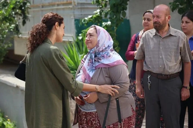 В картине показано, как турчанка не гналась за славой, — популярность нашла ее саму | Источник: кадр из фильма Bi Umut (6+), реж. Гёкхан Ары, 2025 год